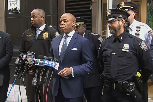 Đâm dao hàng loạt ở New York: Nghi phạm thản nhiên đi bộ với ví của nạn nhân-1