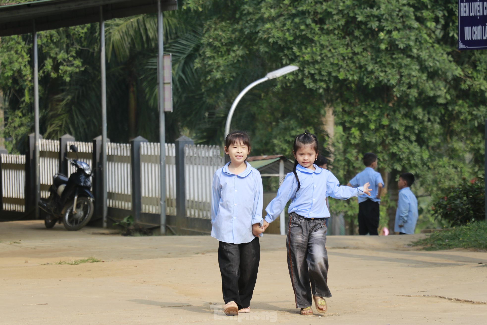 Những em bé Làng Nủ đến trường trong niềm vui mới-3