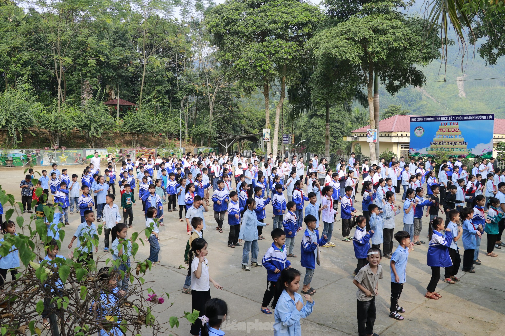 Những em bé Làng Nủ đến trường trong niềm vui mới-5