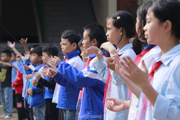 Học sinh Làng Nủ làm thiệp, hái hoa rừng tặng cô giáo-6