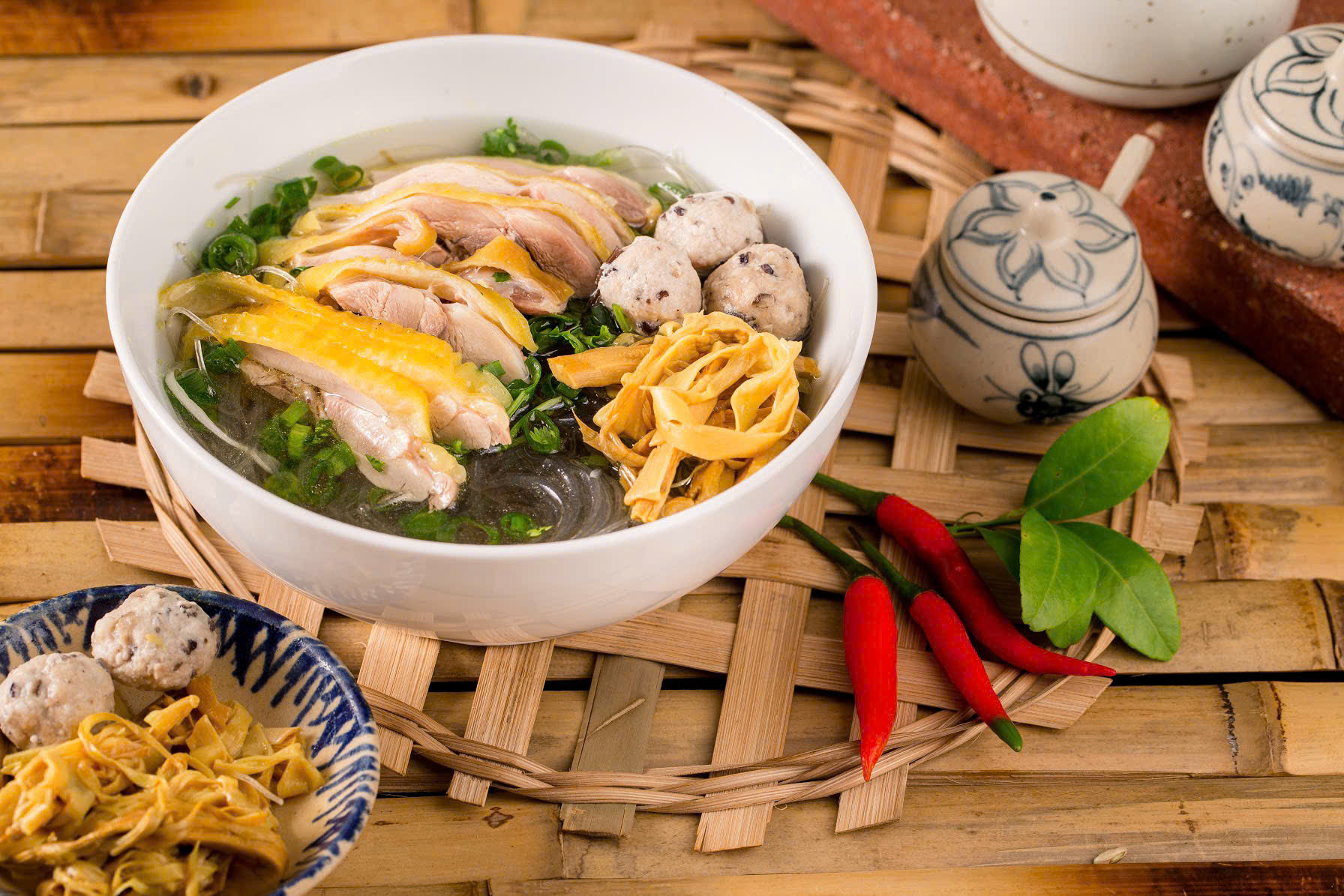 Khách Tây thử món phở gà phố cổ ở TPHCM, khen ngon khó tin, muốn quay lại-7