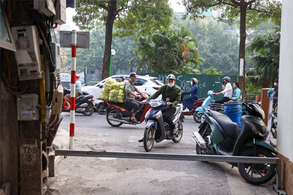 Dân lắp barie ngăn xe vào ngõ ở Hà Nội là góp sức chặn vi phạm giao thông?-4