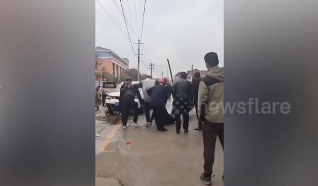 Tông trúng nhiều học sinh, tài xế ô tô bị phụ huynh đánh hội đồng-1