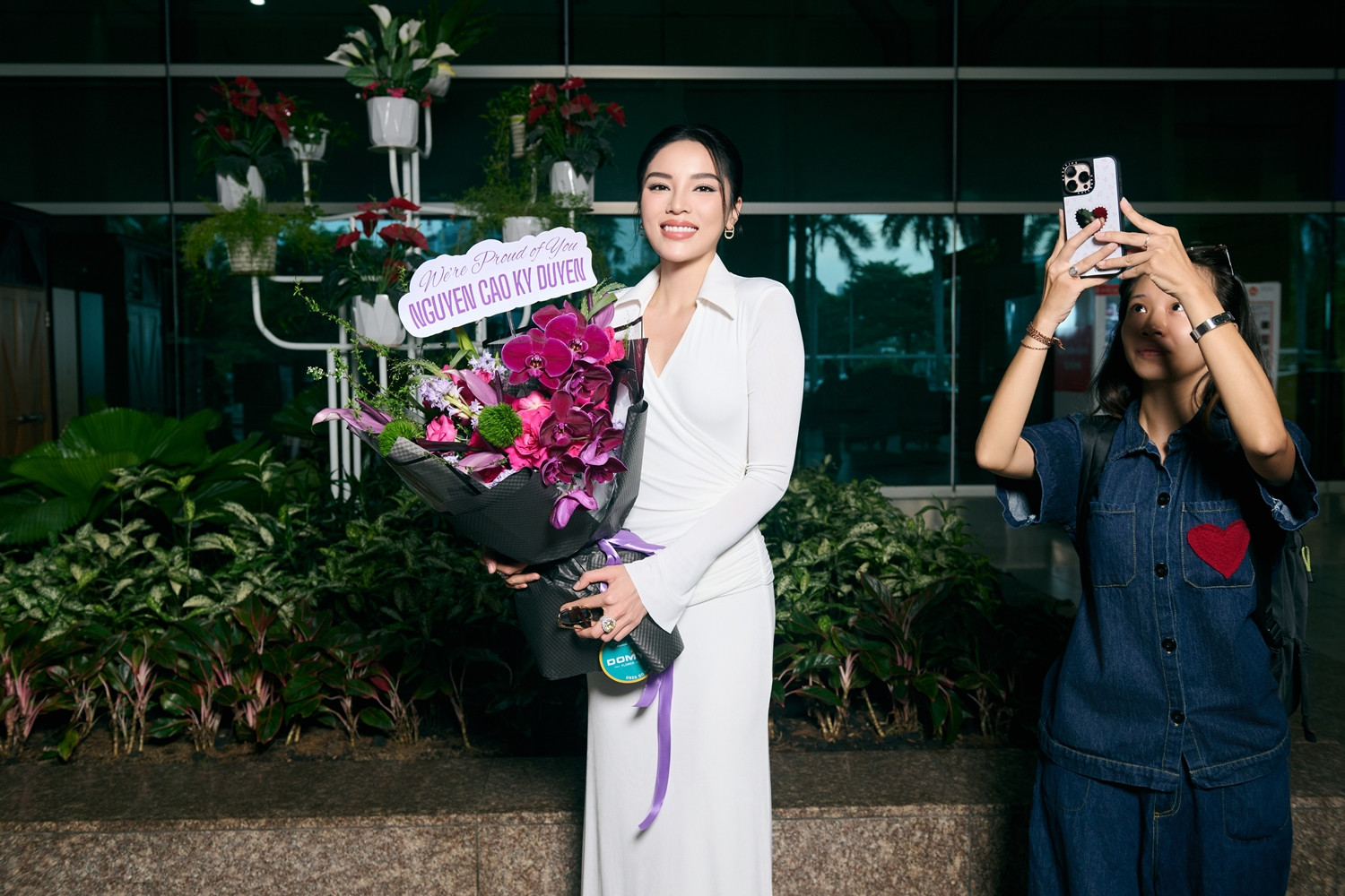 Hoa hậu Kỳ Duyên đón sinh nhật ở sân bay khi trở về từ Miss Universe 2024-3