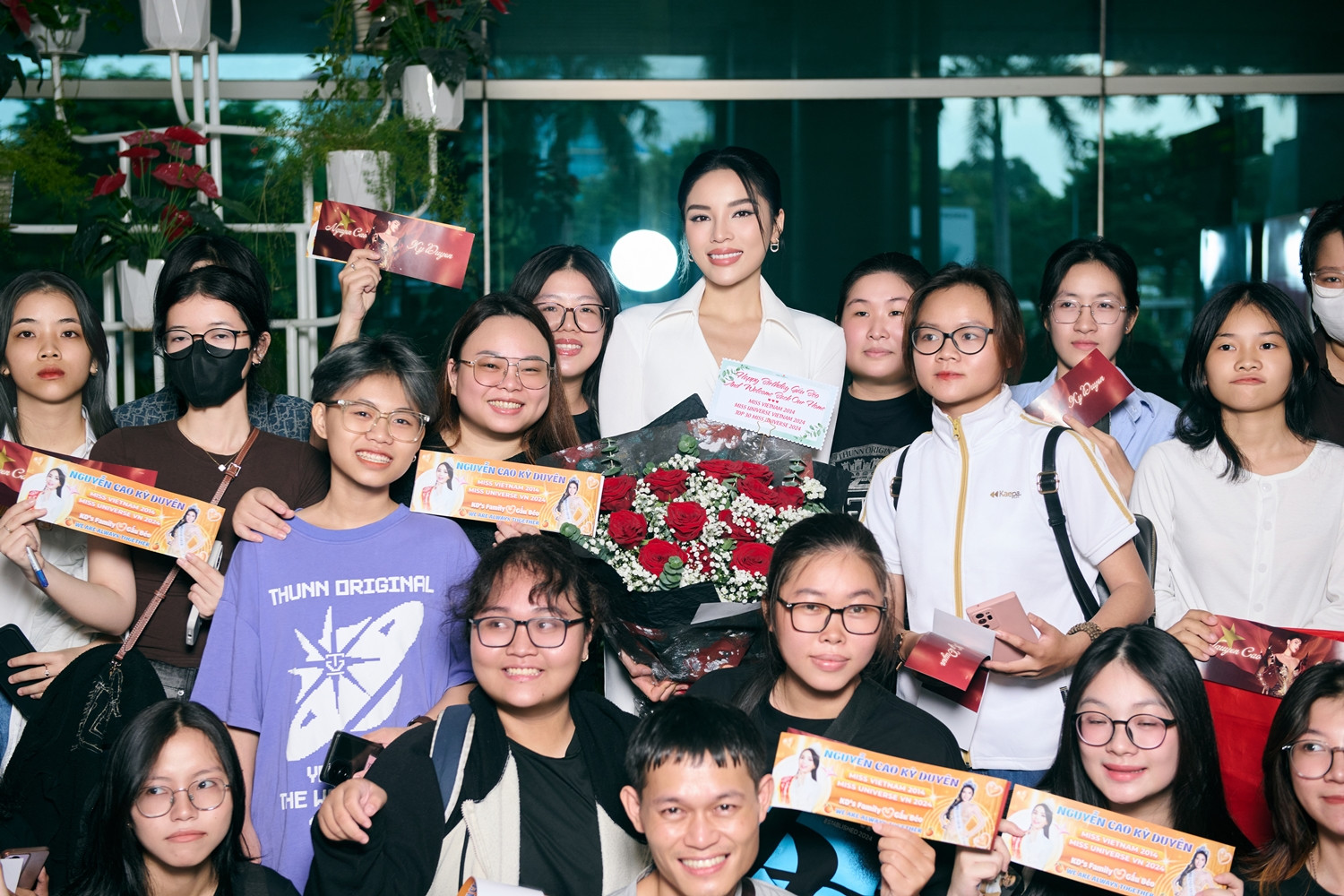 Hoa hậu Kỳ Duyên đón sinh nhật ở sân bay khi trở về từ Miss Universe 2024-6