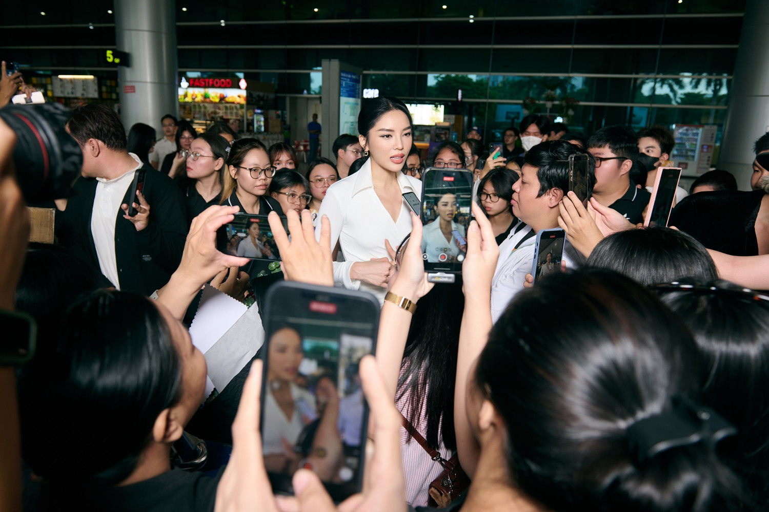 Hoa hậu Kỳ Duyên đón sinh nhật ở sân bay khi trở về từ Miss Universe 2024-5