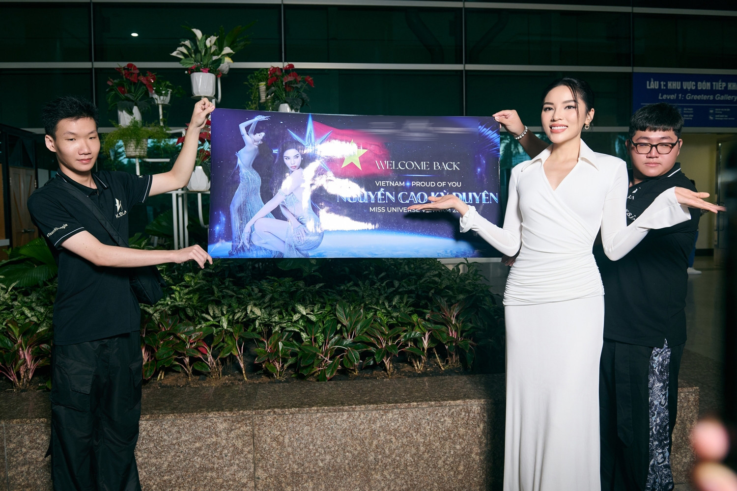 Hoa hậu Kỳ Duyên đón sinh nhật ở sân bay khi trở về từ Miss Universe 2024-8