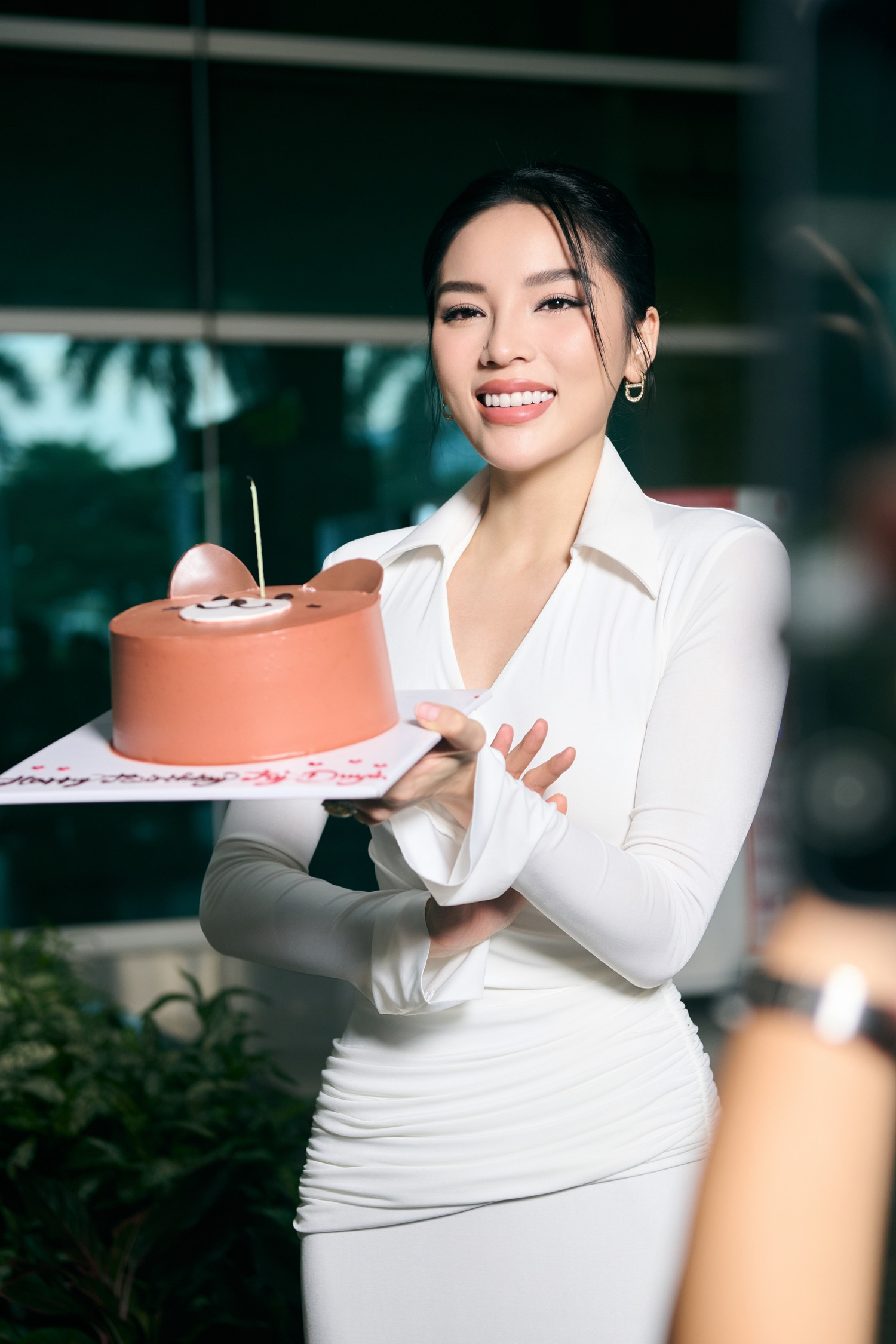 Hoa hậu Kỳ Duyên đón sinh nhật ở sân bay khi trở về từ Miss Universe 2024-4