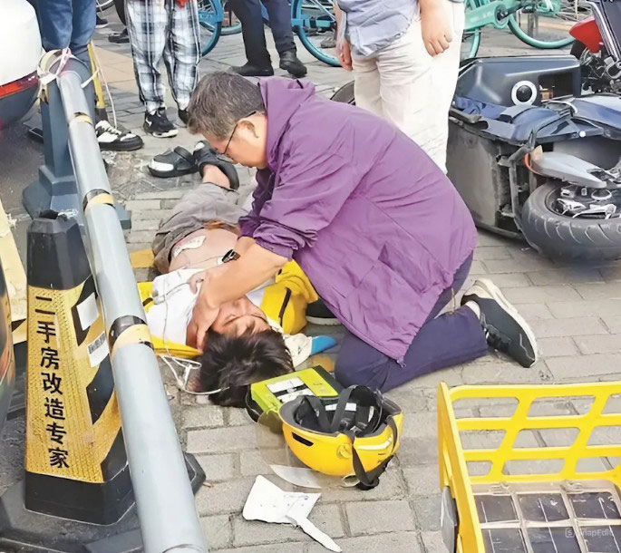 Người giao hàng ngất xỉu trên đường, bác sĩ đi ngang qua ứng cứu thần tốc-1