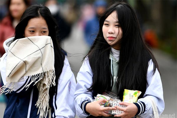 Cầu đi bộ biến tướng thành tụ điểm vui chơi, ăn nhậu về đêm của giới trẻ-20