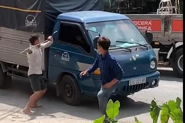 Ô tô 16 chỗ lấn làn vượt ẩu khiến xe tải lao xuống vệ đường, tài xế thương nặng-3