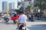 Ba mẹ bận ngủ, làm việc khuya… nên học sinh đi xe máy đến trường-4