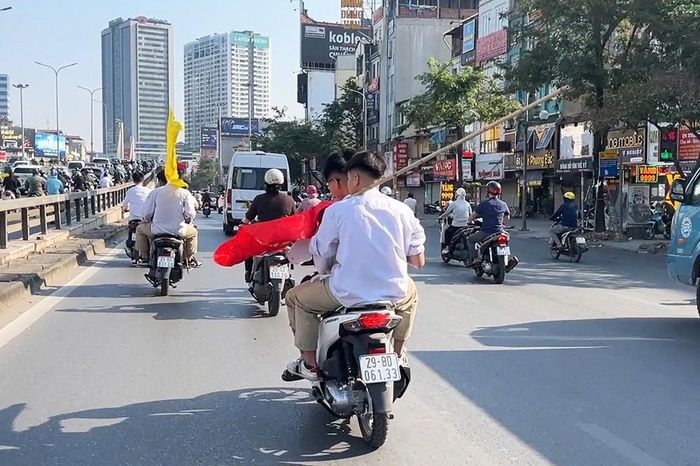 Tốp học sinh đầu trần đi mô tô, cầm cờ diễu phố gây bức xúc-2