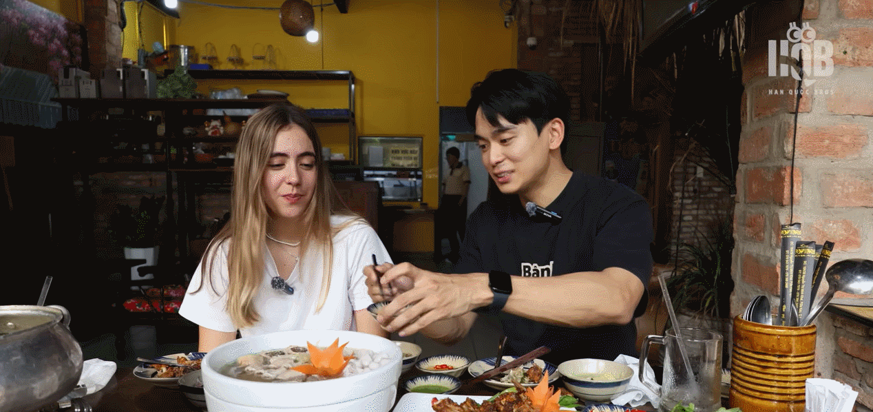 Phản ứng bất ngờ của khách Tây khi nếm thử món lòng lợn chấm mắm tôm-4