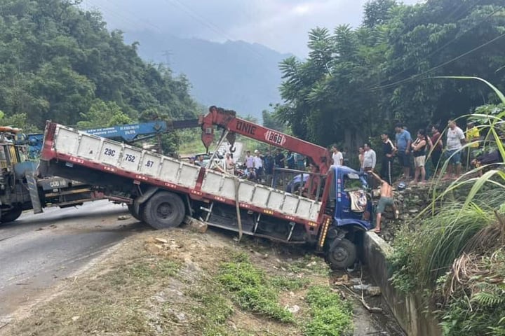 Ô tô 16 chỗ lấn làn vượt ẩu khiến xe tải lao xuống vệ đường, tài xế thương nặng-1