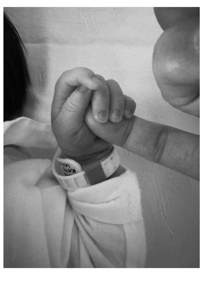 Song Joong Ki khoe ảnh con gái mới sinh giống với quý tử đầu lòng-2