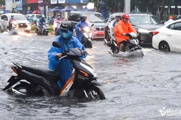 CLIP: Toàn cảnh ngập lụt ở TP Huế sáng nay-17