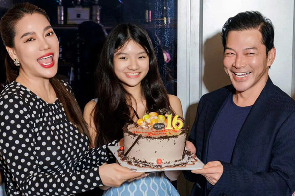 Bức ảnh Trương Ngọc Ánh ôm một người đàn ông giữa sân bay gây tò mò?-4