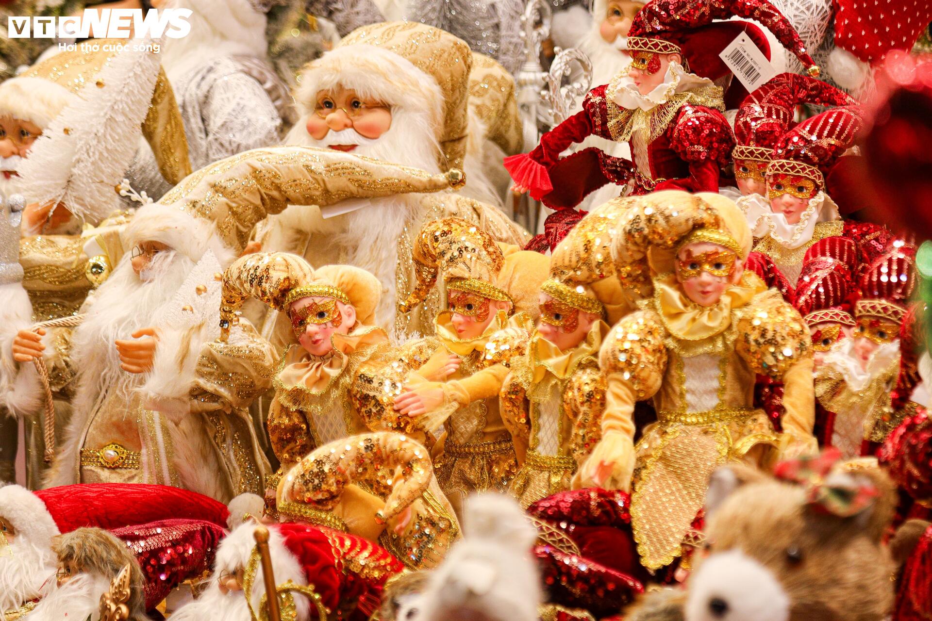 Bày bán sớm đồ trang trí Giáng sinh, phố cổ Hà Nội rực sáng giữa đêm-18