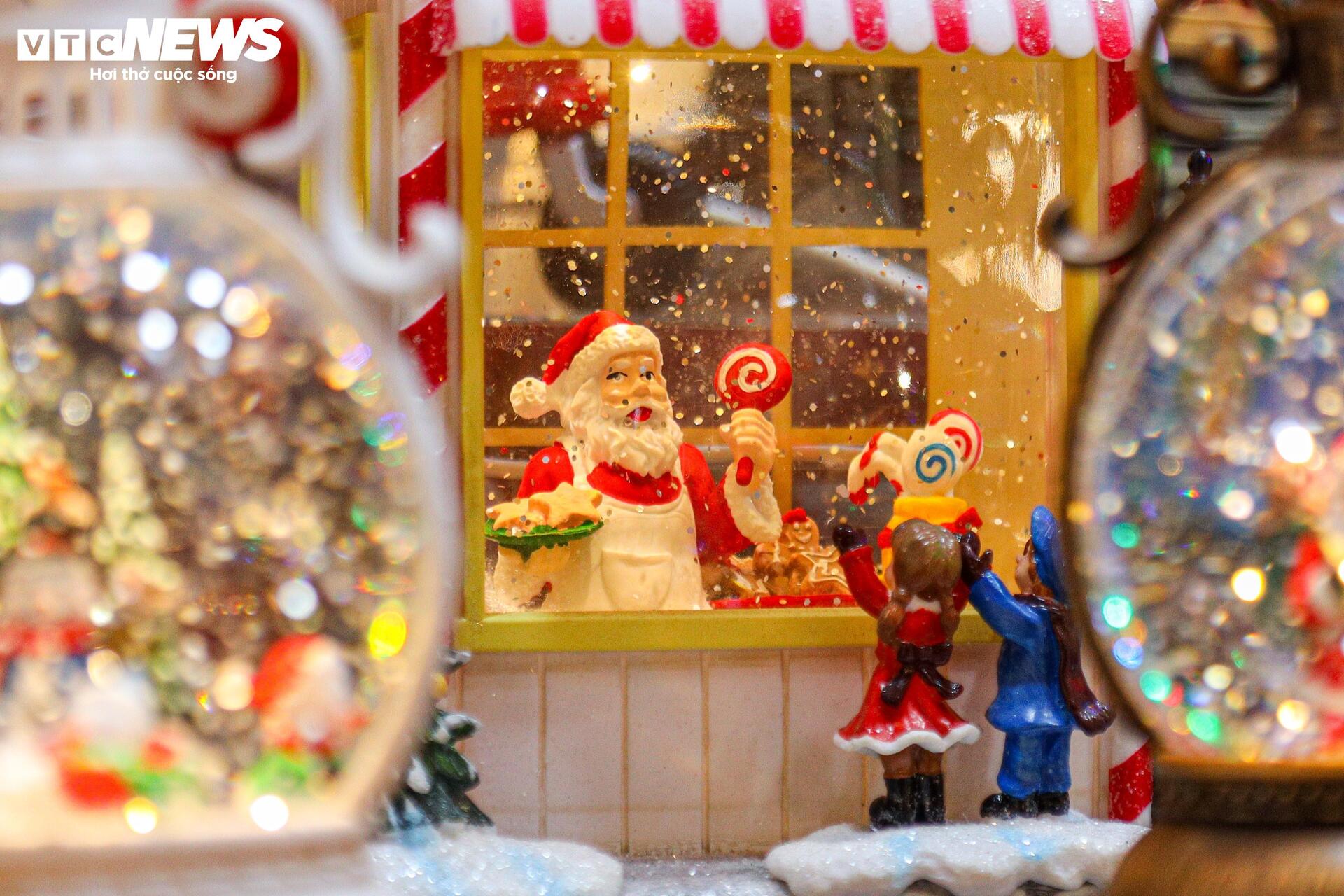 Bày bán sớm đồ trang trí Giáng sinh, phố cổ Hà Nội rực sáng giữa đêm-12