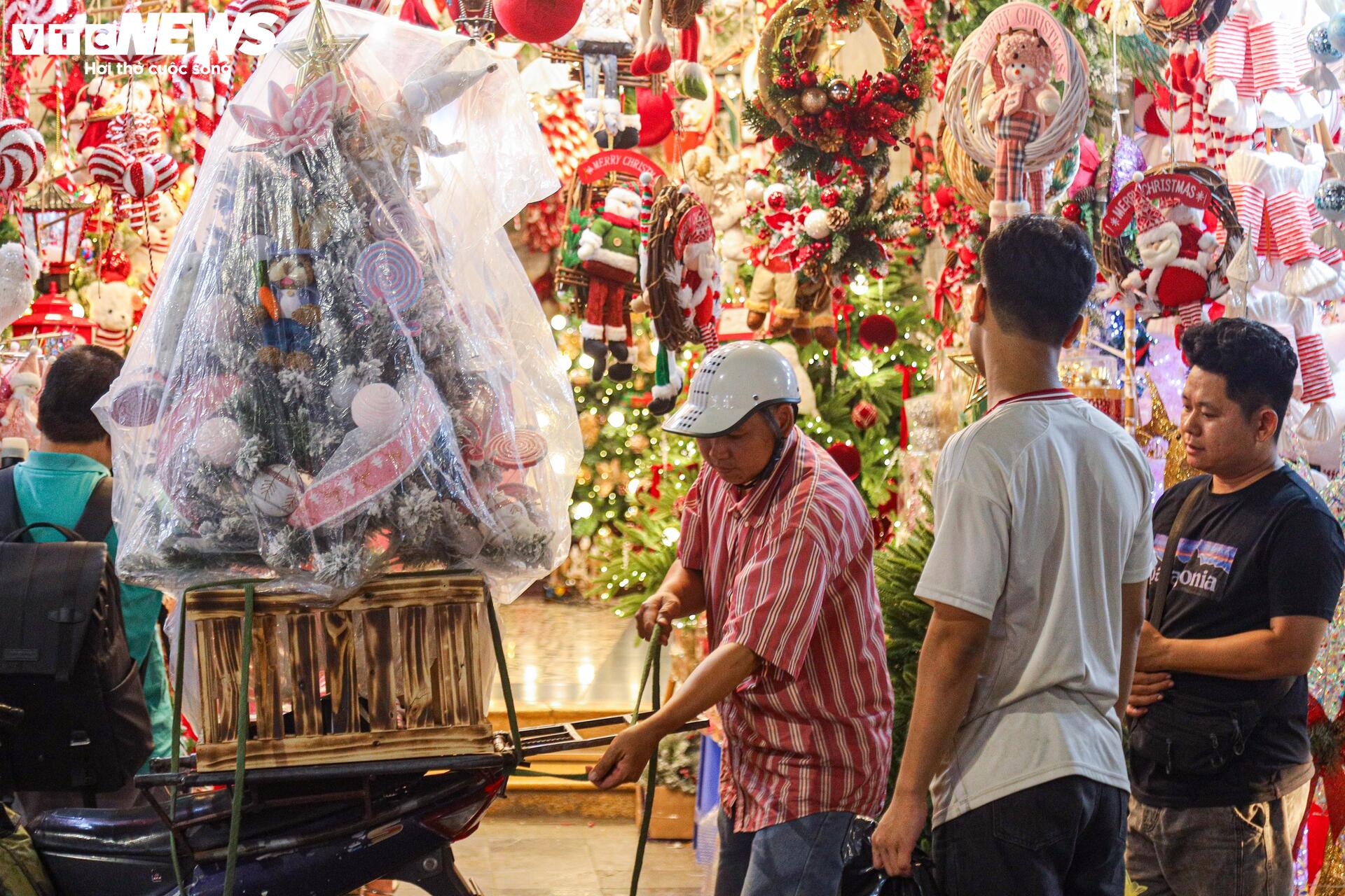 Bày bán sớm đồ trang trí Giáng sinh, phố cổ Hà Nội rực sáng giữa đêm-6