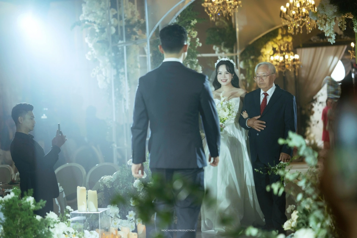 Thái Trinh xúc động nghẹn ngào bên ông xã kém 6 tuổi trong lễ cưới-2