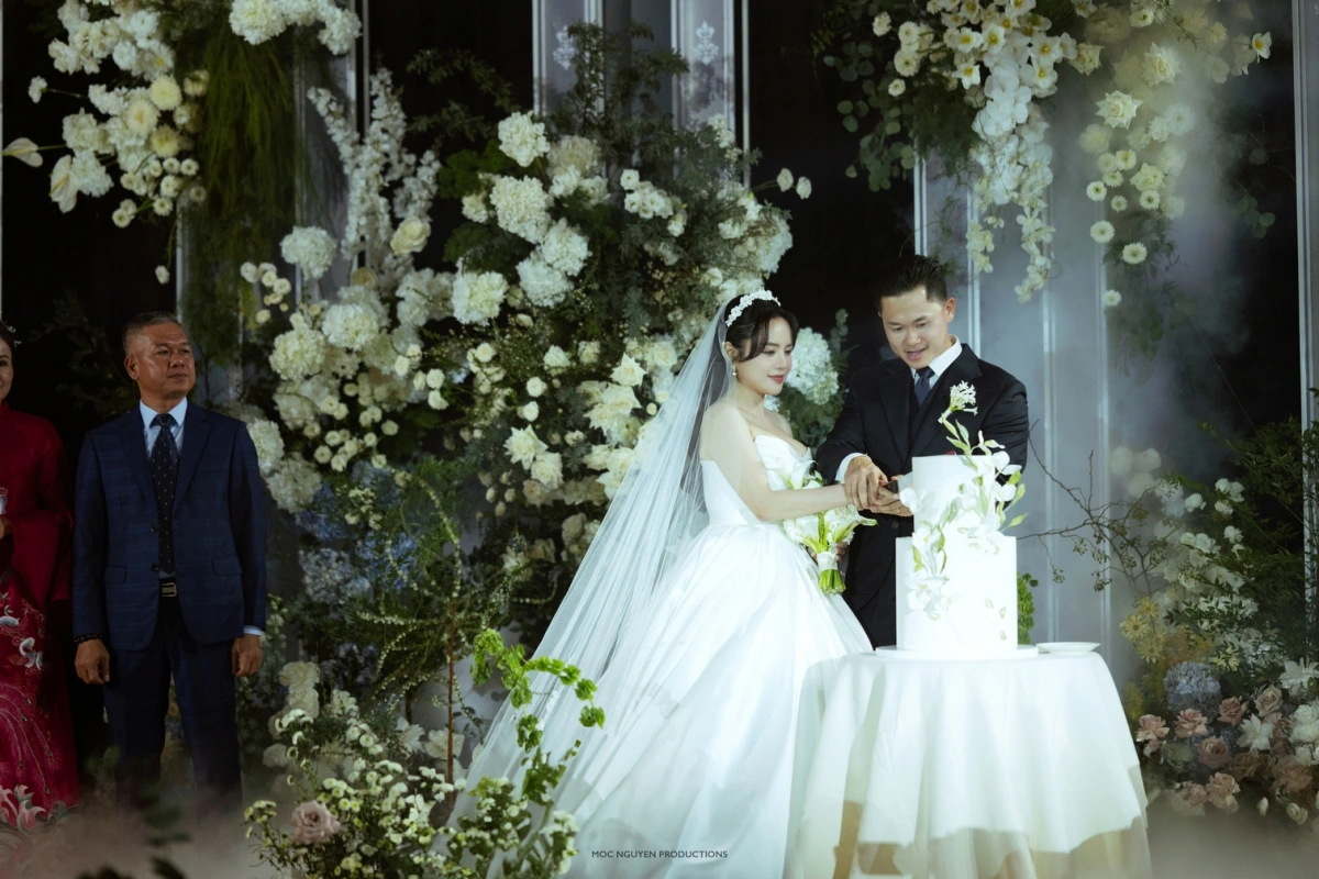 Thái Trinh xúc động nghẹn ngào bên ông xã kém 6 tuổi trong lễ cưới-4