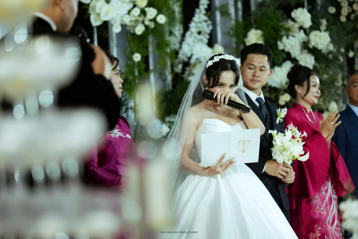 Thái Trinh xúc động nghẹn ngào bên ông xã kém 6 tuổi trong lễ cưới-6