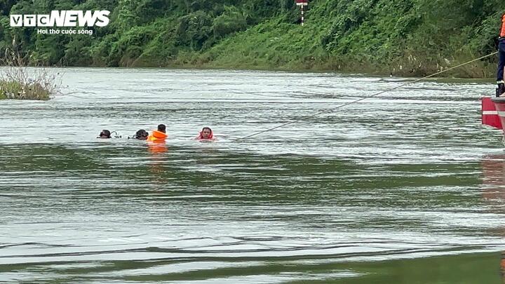 Ô tô gom rác lao xuống sông Hương: Hai nạn nhân không có trong cabin xe-3