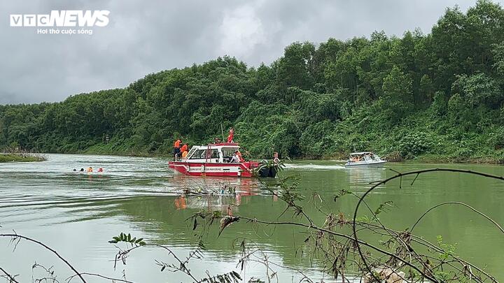 Ô tô gom rác lao xuống sông Hương: Hai nạn nhân không có trong cabin xe-2