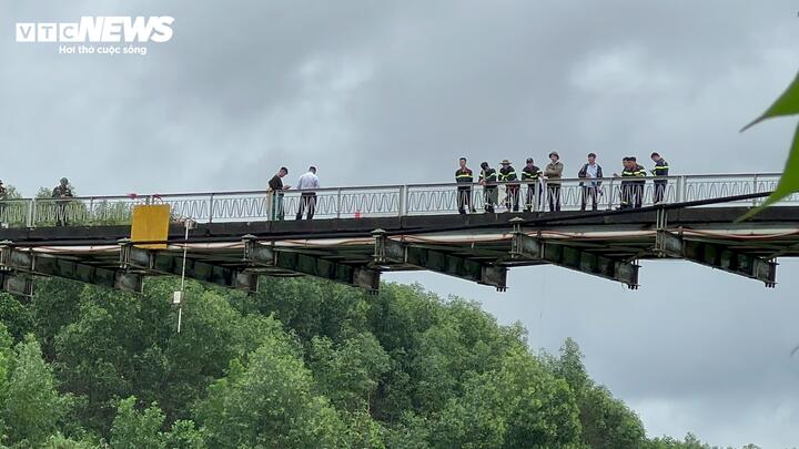 Ô tô gom rác lao xuống sông Hương: Hai nạn nhân không có trong cabin xe-1