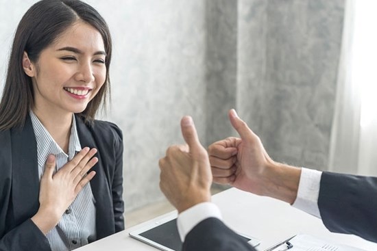 Nhìn cách trả lời khi được khen là biết người đó EQ thấp hay cao