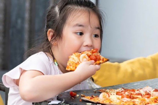 Có phải trẻ béo phì dễ dậy thì sớm?