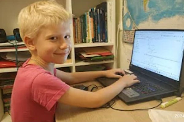 Cậu bé 7 tuổi được mời làm trưởng phòng ở công ty công nghệ-1