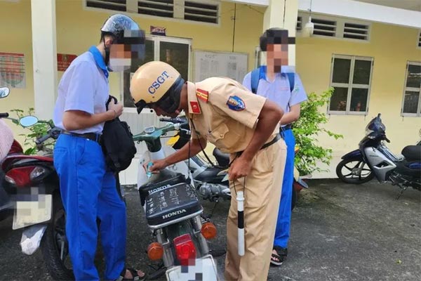 Một phụ huynh bị phạt tiền triệu vì để con điều khiển xe máy bốc đầu-2