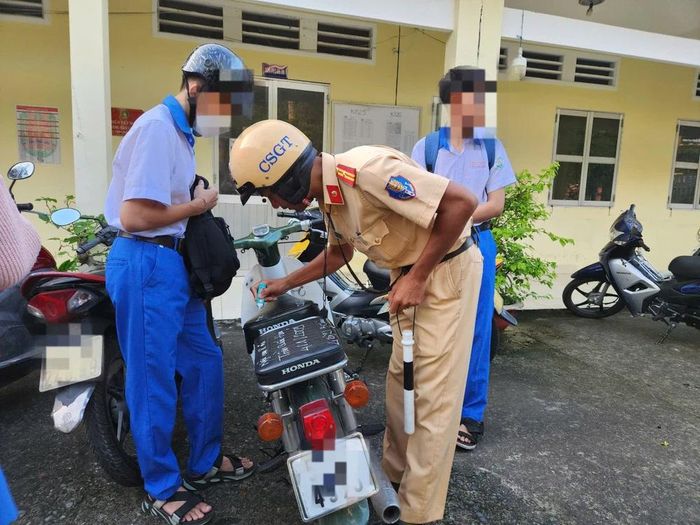 Ba mẹ bận ngủ, làm việc khuya… nên học sinh đi xe máy đến trường-2