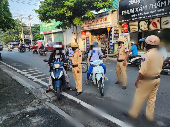 Ba mẹ bận ngủ, làm việc khuya… nên học sinh đi xe máy đến trường-1