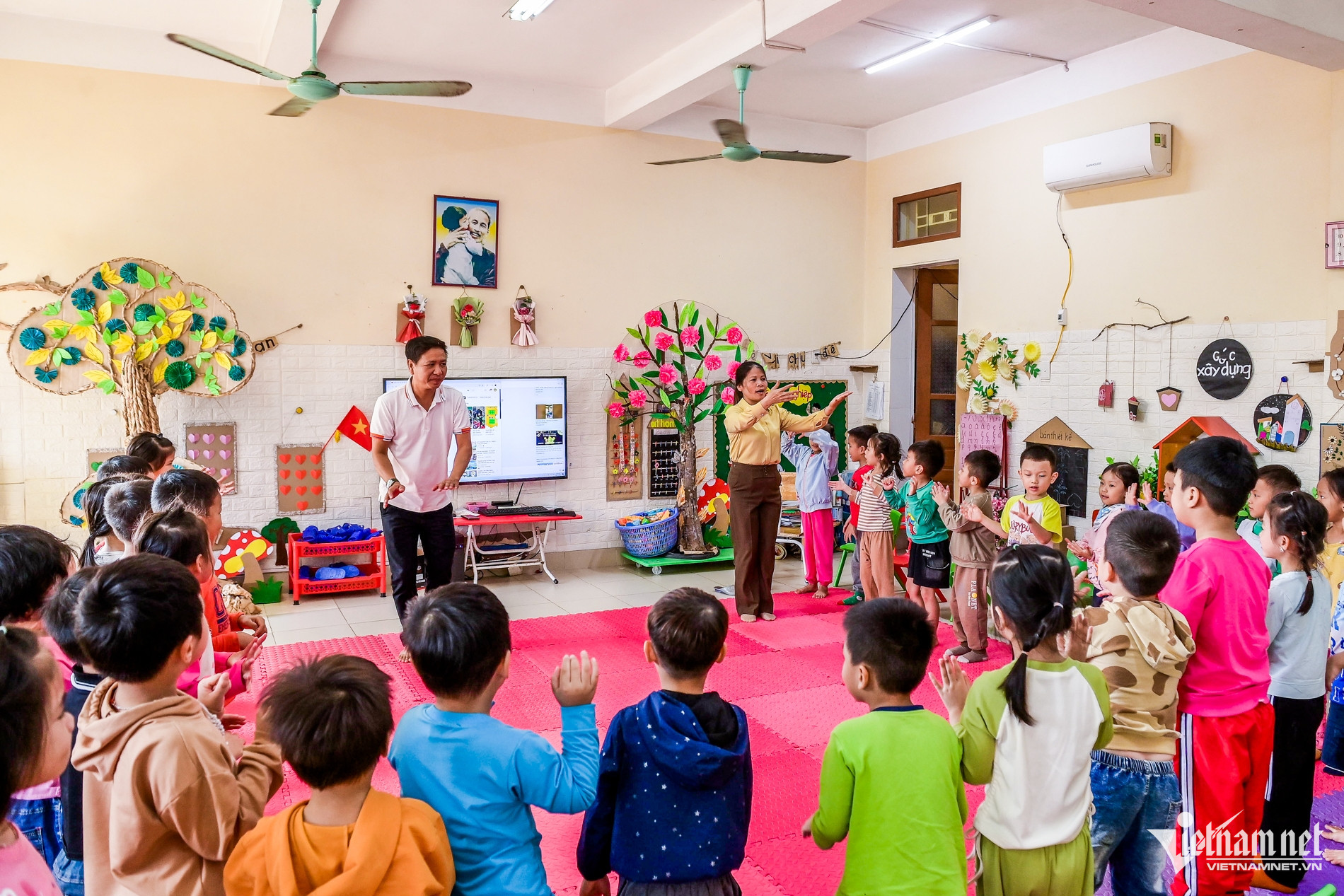 Thầy giáo mầm non duy nhất của huyện kể chuyện trẻ khoanh tay ‘con chào ông ạ’-2