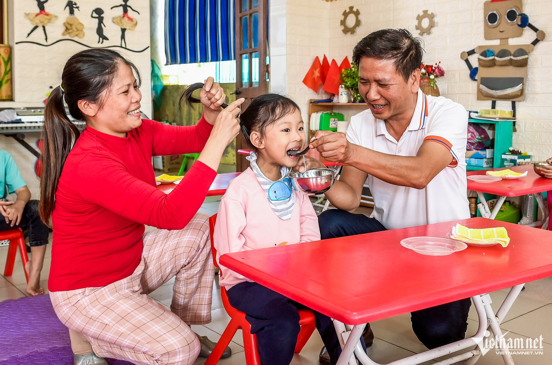 Thầy giáo mầm non duy nhất của huyện kể chuyện trẻ khoanh tay ‘con chào ông ạ’-6