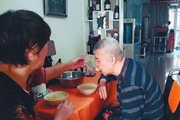 Ly hôn 20 năm, biết chồng cũ bị liệt, người vợ quay về làm điều cảm động-1