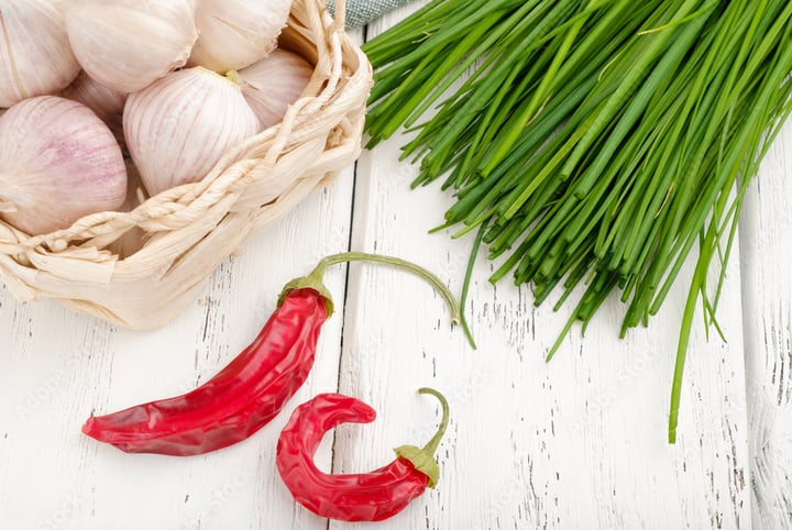 Mẹo bảo quản hành lá, ớt, tỏi được lâu-1