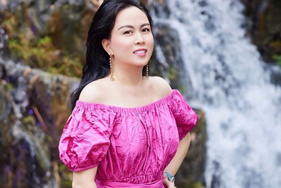 Phượng Chanel đời thực diện đồ 'hack' tuổi nhờ siết cân hiệu quả