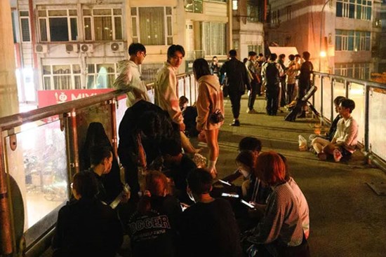 Giới trẻ tụ tập trên cầu vượt bộ hành ăn uống, đàn hát và xả rác