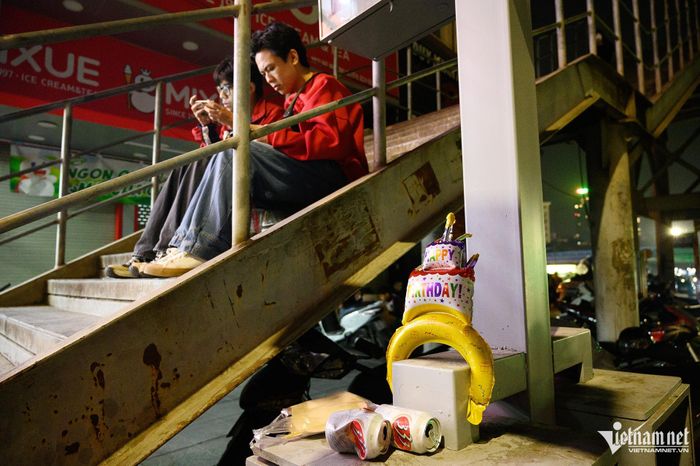 Giới trẻ tụ tập trên cầu vượt bộ hành ăn uống, đàn hát và xả rác-10
