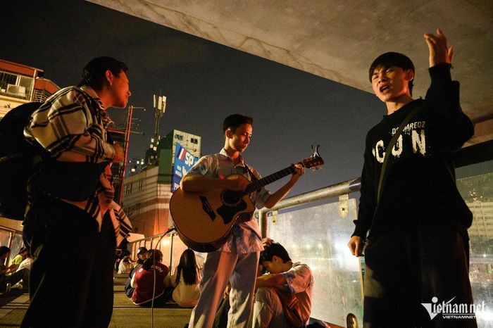 Giới trẻ tụ tập trên cầu vượt bộ hành ăn uống, đàn hát và xả rác-7