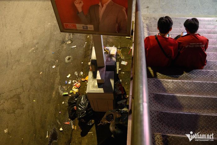 Giới trẻ tụ tập trên cầu vượt bộ hành ăn uống, đàn hát và xả rác-11