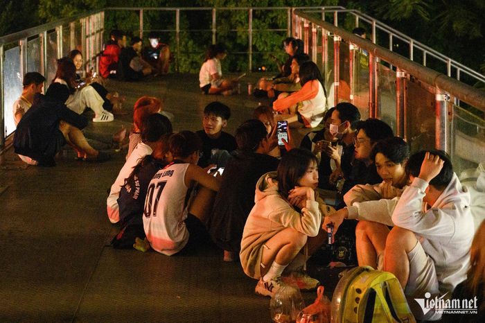 Giới trẻ tụ tập trên cầu vượt bộ hành ăn uống, đàn hát và xả rác-4