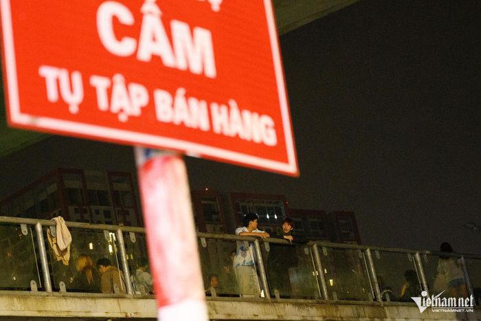 Giới trẻ tụ tập trên cầu vượt bộ hành ăn uống, đàn hát và xả rác-1