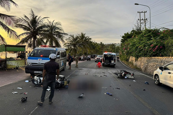 2 xe tải dính chặt sau tai nạn trên cao tốc, cắt cabin đưa phụ xe ra ngoài-3