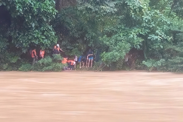 Theo gia đình lên rẫy hái cà phê, 2 học sinh rơi xuống hồ nước tử vong-2